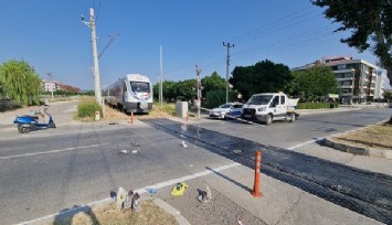 İzmir'de motosiklet trenin altında kaldı, sürücüsü ağır yaralandı