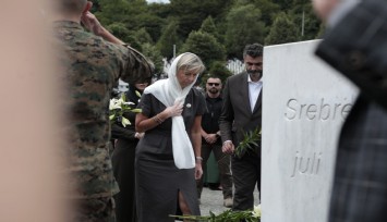 Hollanda’dan 27 yıl sonra Srebrenitsa kurbanlarının ailelerinden özür