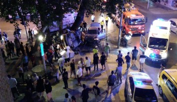 Kavşakta çarpışan iki araç parka devrildi: 3 yaralı