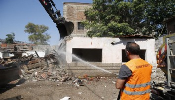 Konak'ta tehlike oluşturan bina yıkıldı