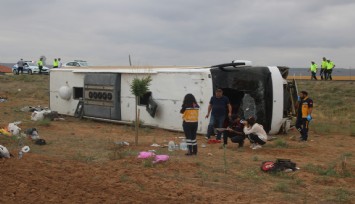 Yerli ve yabancı turistleri taşıyan otobüs devrildi: 31 yaralı