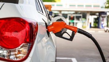 Petrol fiyatları düştü, gözler akaryakıt istasyonlarında