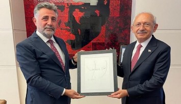 Başkan Sandal ünlü şair Adonis’in Kılıçdaroğlu için yazdığı dizeleri CHP Genel Başkanı’na hediye etti