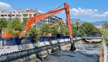 İzmir’de iki dereden 5500 ton yabancı madde ve dip çamuru çıkarıldı