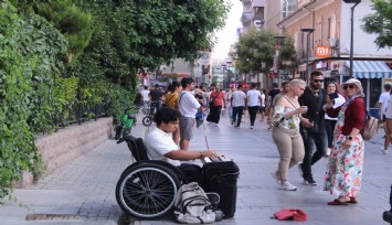 İranlı Amirali’nin ezgileri İzmir sokaklarında