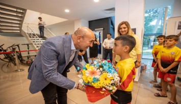 Mardinli çocuklar Başkan Soyer’i ziyaret etti
