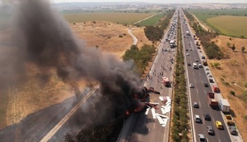 İzmir'de korku dolu anlar: Saman yüklü tır yandı, alevler ağaçlara sıçradı 
