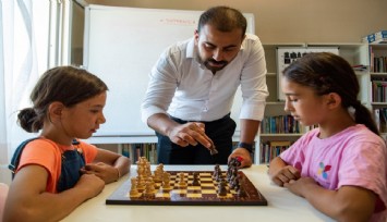 Bornova'da köylerde çocuklara satranç eğitimi