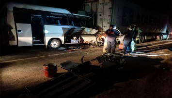 Servis minibüsü ile tır çarpıştı: 2 can kaybı