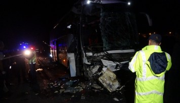 Otobüs tıra arkadan çarptı: 1 ölü, 43 yaralı