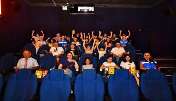 İzmir Büyükşehir, şehit ve gazi çocuklarını sinemayla buluşturdu