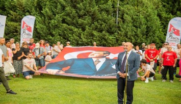 Başkan Soyer, Kocatepe’den İzmir’e taşınacak Türk bayrağını teslim etti