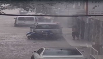 İzmir'de yağmur hayatı felç etti