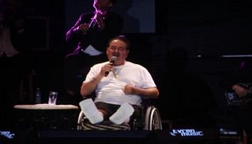 Gündüz ölümden dönen Tatlıses, akşam tekerlekli sandalye ile sahneye çıkıp konser verdi