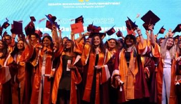 İzmir Ekonomi Üniversitesi’nde lisansüstü mezuniyet coşkusu