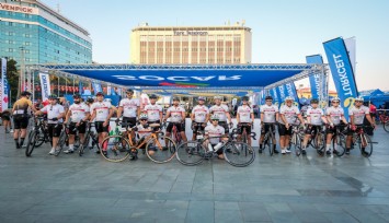 Bisiklet turnuvasında 2 bin amatör ve profesyonel bisikletçi pedal çevirdi