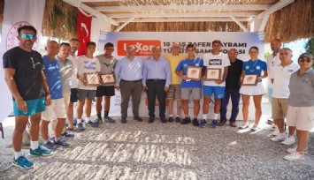 Çeşme'de teniste dereceye girenlere ödül