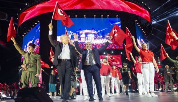 Kılıçdaroğlu ve Soyer Türk bayraklarıyla halkı selamladı