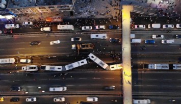 Metrobüsler kafa kafaya çarpıştı: 99 yaralı