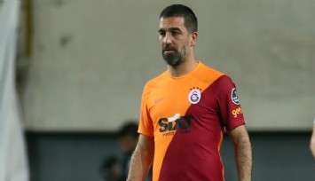 Arda Turan futbolu bıraktığını açıkladı