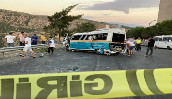İzmir'de yolcu minibüsü ile servis aracı çarpıştı: 1 can kaybı, 6 yaralı  