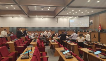 İzmir Büyükşehir Belediye Meclisi’nde Cumhur İttifakı üyeleri salonu terk etti