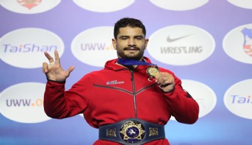 Milli güreşçimiz zirvede: Taha Akgül, 3. kez dünya şampiyonu oldu