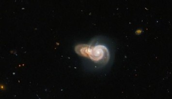 Hubble iki galaksinin görüntüsünü yakaladı