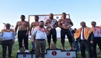 Sındırgı güreşlerinde Yağcıbedir kemerini Orhan Okulu taktı