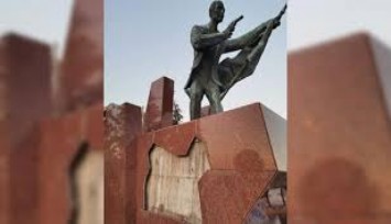 Hasan Tahsin Anıtı’nın rölyefini bile çalmak istediler: İzmir Gazeteciler Cemiyeti’nden önemli açıklama