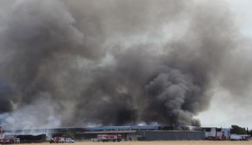 İzmir'de yatak fabrikasındaki yangını söndürme çalışmaları sürüyor  
