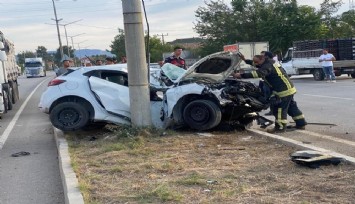 Aydınlatma direğine çarpan aracın sürücüsü hayatını kaybetti