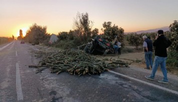 Tire'de kamyon traktöre arkadan çarptı: 1 can kaybı, 1 yaralı