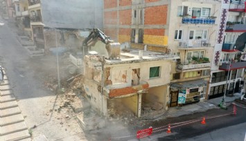Konak'ta tehlike saçan bina yıkıldı