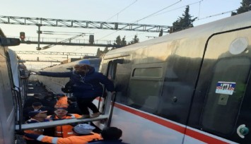İZBAN arıza yaptı: Yolcular kalasla tren değiştirdi