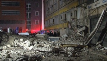 İzmir’in merkezinde yıkım aşamasındaki eski İl Emniyet Müdürlüğü binası çöktü