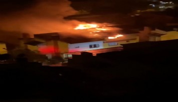 İzmir’de korku dolu anlar: 2 katlı binanın çatısına yıldırım düştü