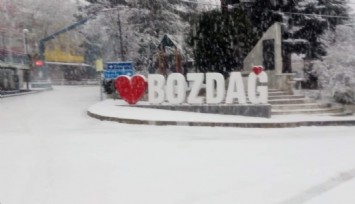 İzmir'in çatısı beyaza büründü