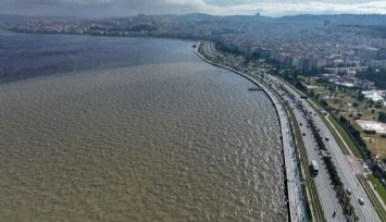 İzmir'de sağanağın ardından denizin rengi değişti