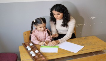 Görme engelli öğretmen, görme engelli minik Fatmanur'un ışığı oldu