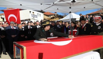Şehit cenazesinde dikkat çeken pankart: 'Siz DEM'lenirken biz Şehit verdik'