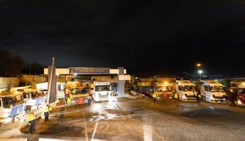 İzmir Büyükşehir Belediyesi’nin iş makineleri deprem bölgesine doğru yola çıktı
