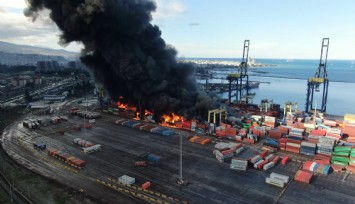 Depremden sonra limanda çıkan yangın devam ediyor