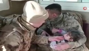 Enkazdan kurtarılan minik Ala’ya Mehmetçik şefkati