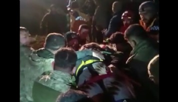 İzmir Büyükşehir ekibi, enkaz altından 3 kişiyi kurtardı