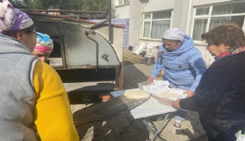 Yaralar dayanışmayla sarılıyor: Karaburun, Depremzede yurttaşlarımızla ekmeğini paylaşıyor.