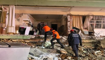 İzmir Büyükşehir Belediyesi ekipleri Hatay'da arama kurtarma çalışmalarına devam ediyor