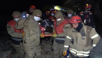 Sultan teyze 137 saat sonra enkaz altından hayata gülümsedi