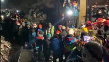 İzmir Büyükşehir Belediyesi ekipleri 62 yaşındaki Mehmet amca 160 saat sonra enkazdan kurtarıldı  
