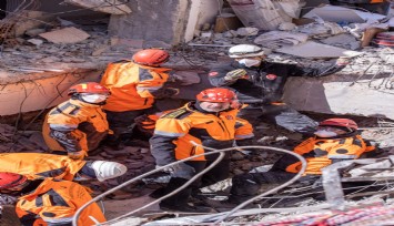 İzmir itfaiyesi deprem bölgesinde canla başla çalışıyor